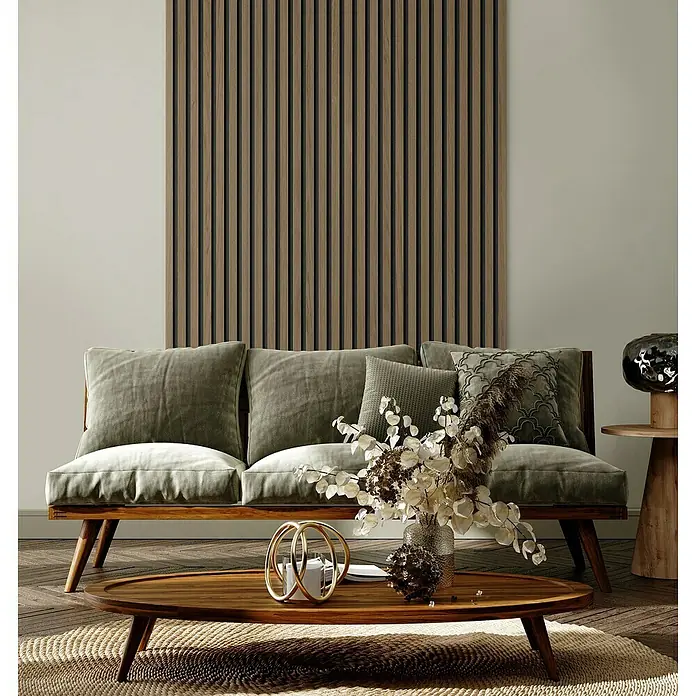 Grosfillex Wandpaneel Element 3D - Linio Walnut, 2.600 x 375 x 8 mm - Eine stilvolle Wohnzimmerszene mit einem modernen Sofa, einem Holztisch und einer dekorativen Wandverkleidung.