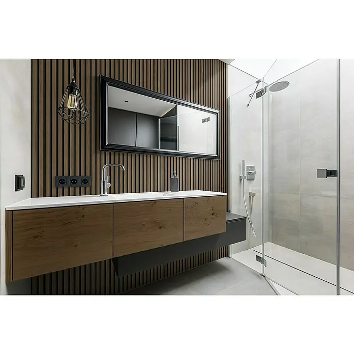 Grosfillex Wandpaneel Element 3D - Linio Walnut, 2.600 x 375 x 8 mm - Elegantes Badezimmerdesign mit Holzvertäfelung und einem modernen Waschtisch mit Holzfronten, ergänzt durch einen stilvollen Spiegel und eine Duschkabine.