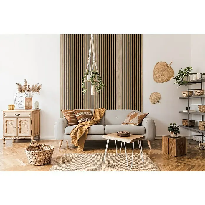Grosfillex Wandpaneel Element 3D - Linio Light, 2.600 x 375 x 8 mm - Ein gemütliches Wohnzimmer mit einem grauen Sofa, Holztisch und Akzenten in natürlichen Farben, die eine warme Atmosphäre schaffen. Die Holzpaneele an der Wand sind ein Hingucker.
