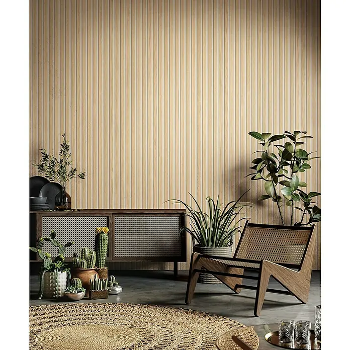 Grosfillex Wandpaneel Element 3D - Linio Bright Ash, 2.600 x 375 x 8 mm - Elegantes Wohnzimmer mit Rattansessel, Kommode, Pflanzen und einem runden Teppich, alles in warmen Erdtönen gehalten.