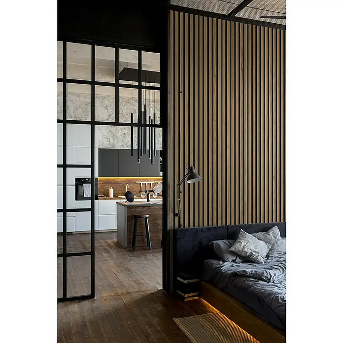 Grosfillex Wandpaneel Element 3D - Linio Light, 2.600 x 375 x 8 mm - Schlafzimmer mit Holzwand und modernem Bett, stilvoller Raumteiler zum Wohnbereich. Elegantes Design mit gemütlicher Atmosphäre und stimmungsvoller Beleuchtung.