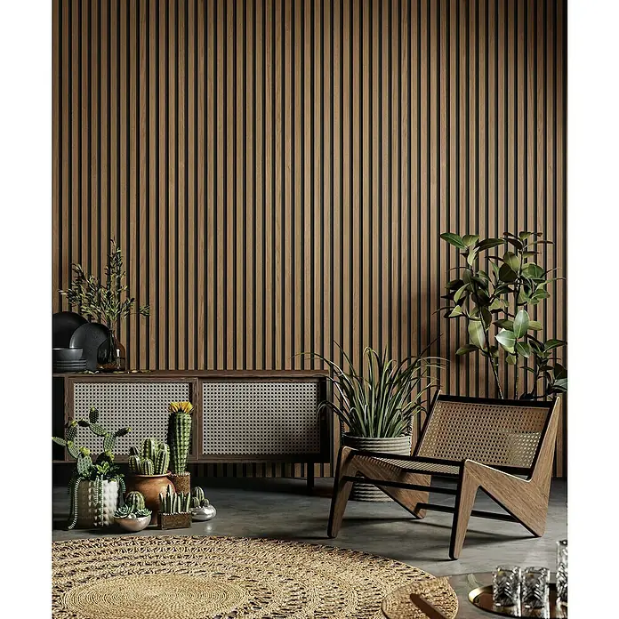 Grosfillex Wandpaneel Element 3D - Linio Light, 2.600 x 375 x 8 mm - Stilvolle Inneneinrichtung mit Holzpaneelwand, Rattansessel, Anrichte und Zimmerpflanzen für eine warme Atmosphäre.