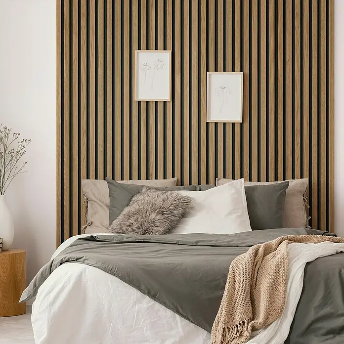 Grosfillex Wandpaneel Element 3D - Linio Light, 2.600 x 375 x 8 mm - Schlafzimmer mit einem stilvollen Akustikpaneel aus Holz an der Wand hinter dem Bett, das eine moderne und beruhigende Atmosphäre schafft.