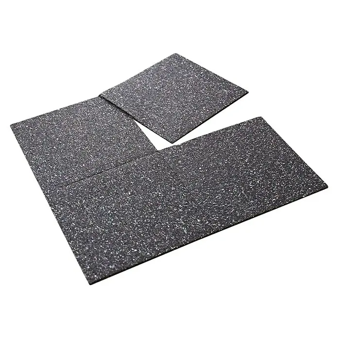 Gummimatte - 125 x 1.000 x 1,5 cm, Schwarz - Nahaufnahme von drei strukturierten, grauen, quadratischen Bodenfliesen, die ein stilvolles und modernes Muster bilden.
