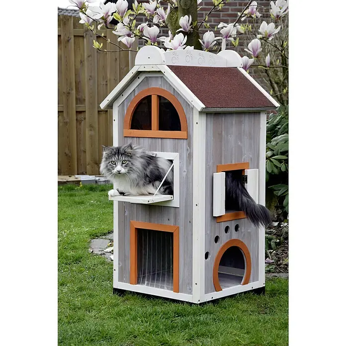 Dobar Katzenhaus Fancy Cat - 58 x 55 x 109 cm - Katzenhaus aus Holz mit zwei Katzen, die aus den Fenstern schauen, im Garten, umgeben von Magnolien.