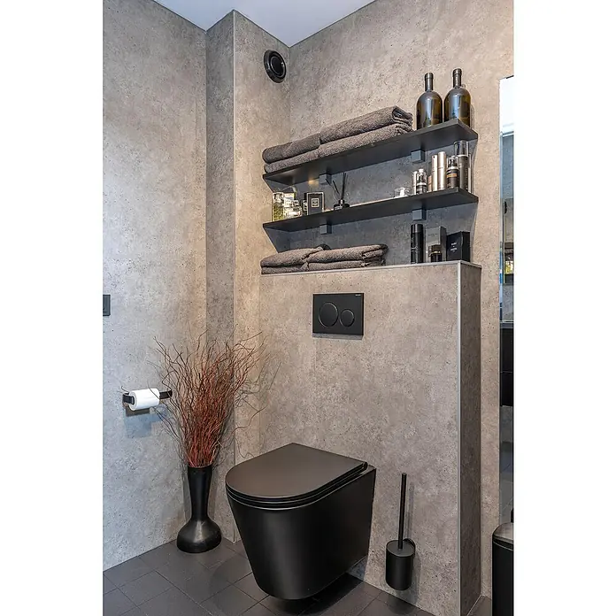 Grosfillex Wall+ Wandpaneel - Grey Concrete, 2.600 x 600 x 5 mm - Modernes Badezimmer mit einer schwarzen Wandtoilette und passenden schwarzen Accessoires.