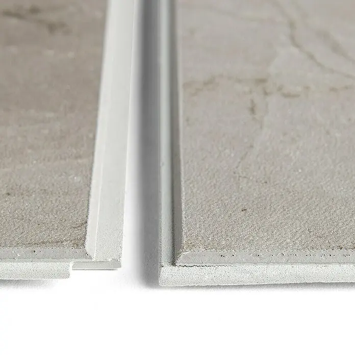 Grosfillex Wall+ Wandpaneel - Grey Marble, 600 x 300 x 5 mm - Nahaufnahme von zwei Paneelen mit grauem Steinmuster, die durch eine weiße Nut-und-Feder-Verbindung verbunden sind.