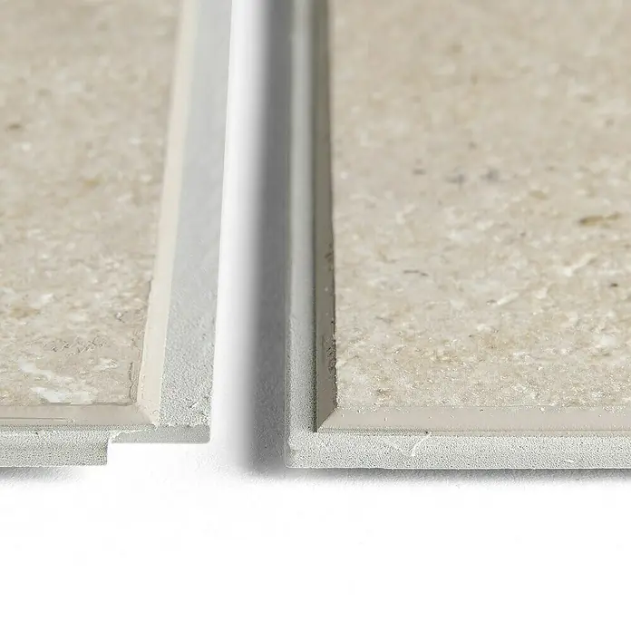 Grosfillex Wall+ Wandpaneel - Cream Slate, 1.200 x 600 x 5 mm - Nahaufnahme von Natursteinfliesen mit hellgrauem Fugendichtstoff. Das Material ist robust und langlebig.