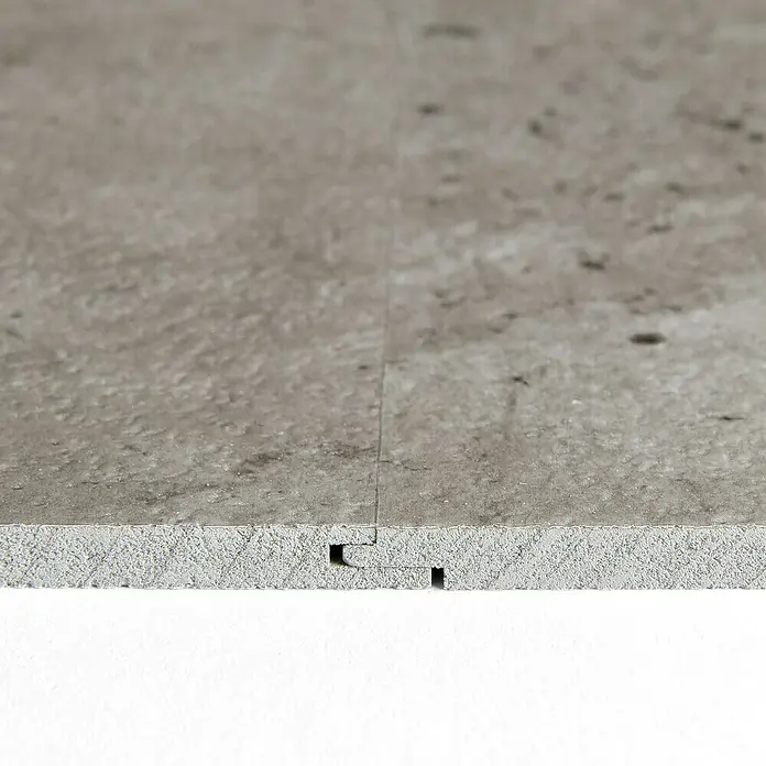 Grosfillex Wall+ Wandpaneel - Grey Concrete, 2.600 x 600 x 5 mm - Nahaufnahme von miteinander verbundenen Bodenfliesen. Das Bild zeigt die detaillierte Verbindung von robusten Bodenfliesen.