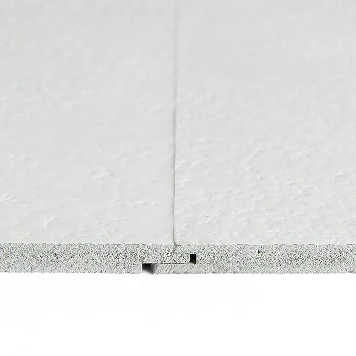 Grosfillex Wall+ Wandpaneel - White Stone, 2.600 x 600 x 5 mm - Nahaufnahme einer weißen Deckenplatte, die die Textur und die Details des Verriegelungsmechanismus zeigt.