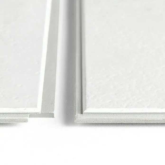 Grosfillex Wall+ Wandpaneel - White Stone, 1.200 x 600 x 5 mm - Nahaufnahme von weißen Wandpaneelen mit sichtbarer Textur und Verbindungsprofilen, die ein modernes Design und einfache Installation zeigen.