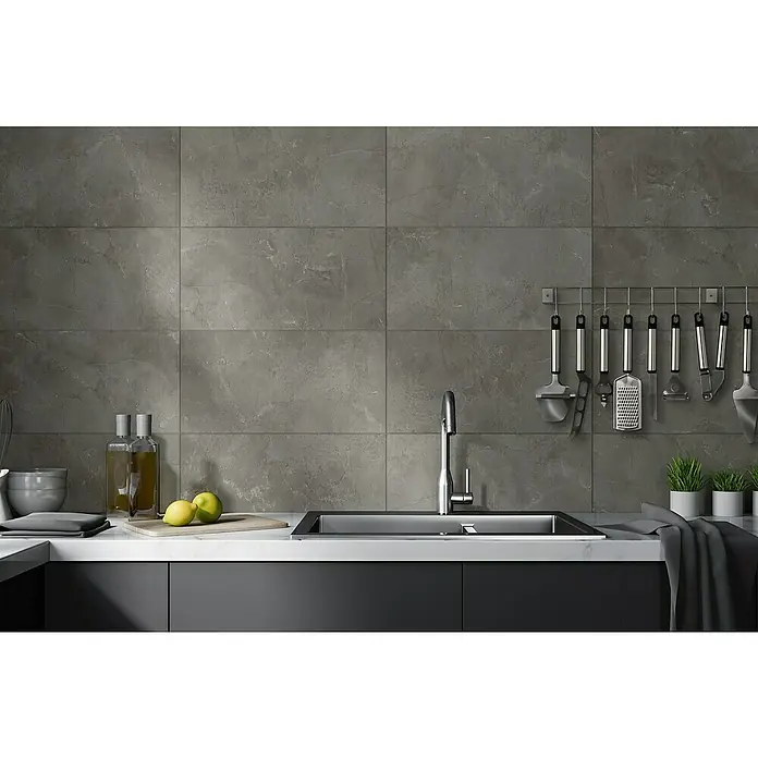 Grosfillex Wall+ Wandpaneel - Grey Marble, 600 x 300 x 5 mm - Ein modernes Küchendesign mit einer grauen Fliesenrückwand, Edelstahlarmaturen und minimalistischer Dekoration für eine stilvolle Atmosphäre.