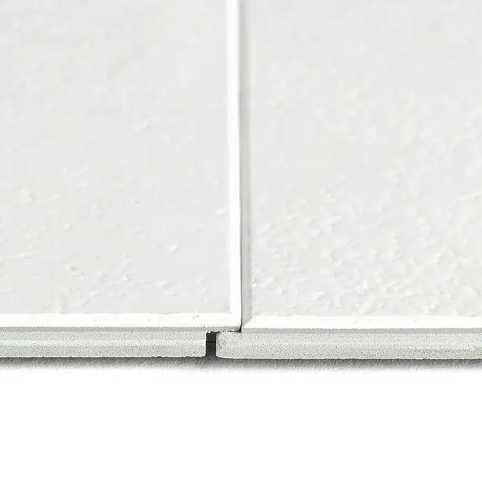 Grosfillex Wall+ Wandpaneel - White Stone, 1.200 x 600 x 5 mm - Nahaufnahme von weißen Fliesen mit einer minimalen Fugenlinie, die die Textur und das schlichte Design hervorhebt.
