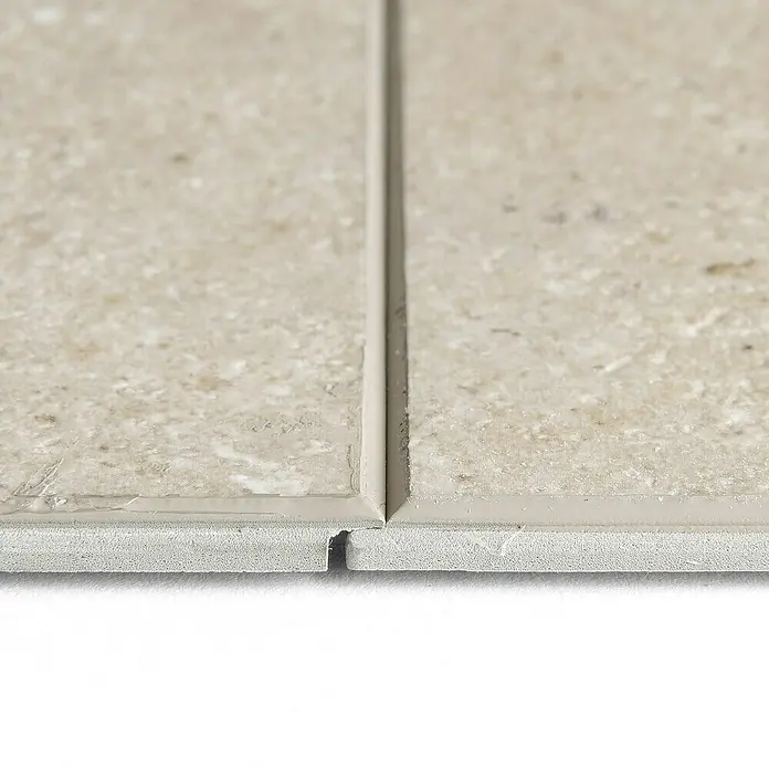 Grosfillex Wall+ Wandpaneel - Cream Slate, 1.200 x 600 x 5 mm - Nahaufnahme von beigefarbenen Bodenfliesen mit passender Fugenmasse, die ein sauberes und modernes Design demonstrieren.