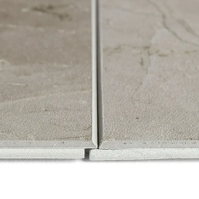 Grosfillex Wall+ Wandpaneel - Grey Marble, 600 x 300 x 5 mm - Nahaufnahme von zwei hellgrauen, quadratischen Wandfliesen, die nebeneinander liegen und durch eine schmale Fuge getrennt sind.