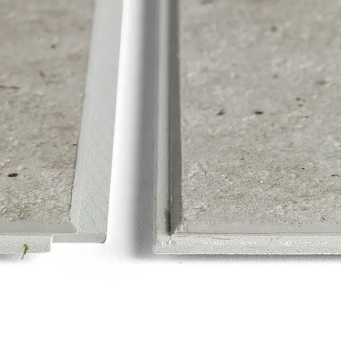 Grosfillex Wall+ Wandpaneel - Grey Concrete, 1.200 x 600 x 5 mm - Detailaufnahme von verbundenen Wandpaneelen mit einer hellen Fugenmasse, die die strukturierte Oberfläche betont.