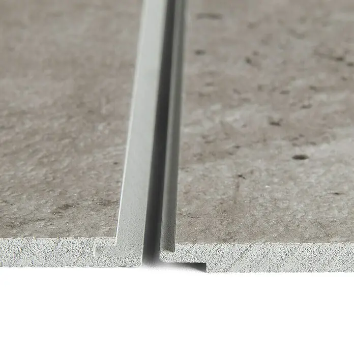 Grosfillex Wall+ Wandpaneel - Grey Concrete, 2.600 x 600 x 5 mm - Nahaufnahme von zwei Paneelen mit Nut- und Federverbindung und grauem Verbindungsstück.