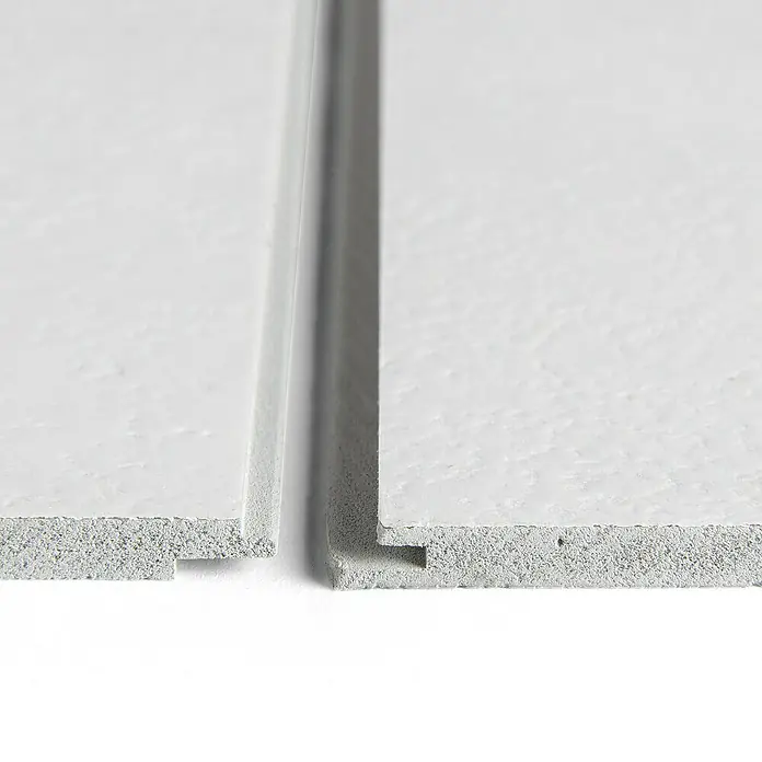 Grosfillex Wall+ Wandpaneel - White Stone, 2.600 x 600 x 5 mm - Nahaufnahme zweier weißer, ineinandergreifender Paneele, die die Nut-und-Feder-Verbindung zeigen. Ideal für Wand- oder Deckenverkleidungen.