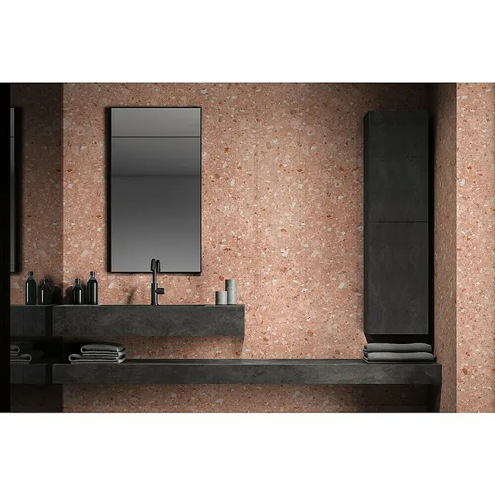 Grosfillex Wandpaneel Element 3D - Terrazzo Rose, 2.600 x 375 x 8 mm - Modernes Badezimmer mit Terrazzo-Wänden, schwarzen Armaturen und einem stilvollen Waschtisch mit Handtüchern. Elegantes Design für ein zeitgemäßes Ambiente.