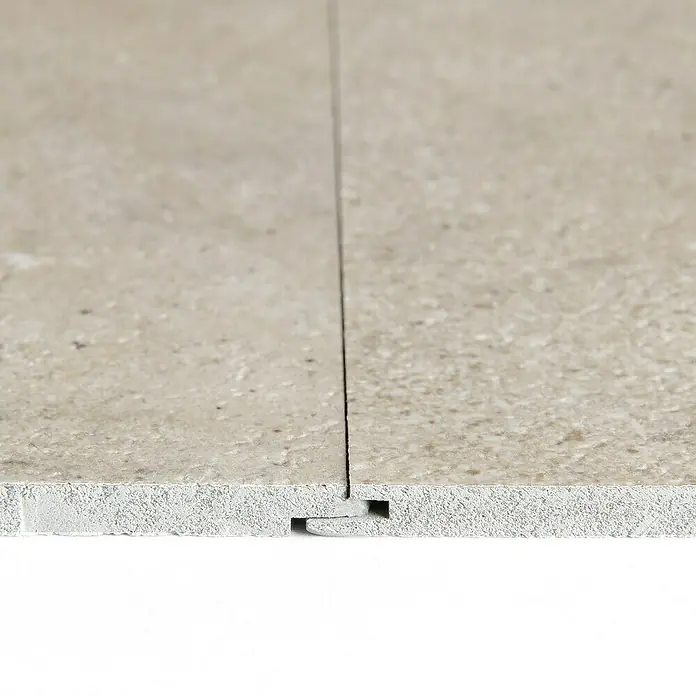 Grosfillex Wall+ Wandpaneel - Cream Slate, 2.600 x 600 x 5 mm - Detailaufnahme eines Bodenbelags mit Verbindungssystem. Die präzise Verbindung sorgt für ein nahtloses Erscheinungsbild.