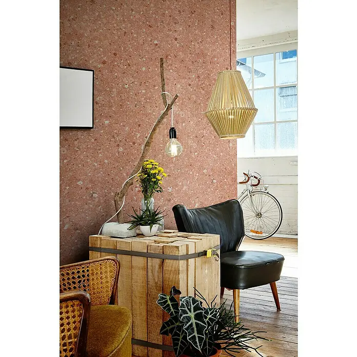 Grosfillex Wandpaneel Element 3D - Terrazzo Rose, 2.600 x 375 x 8 mm - Dekoratives Interieur mit Holzlampe, Vintage-Sessel und rustikalem Beistelltisch. Die Holzlampe spendet warmes Licht.