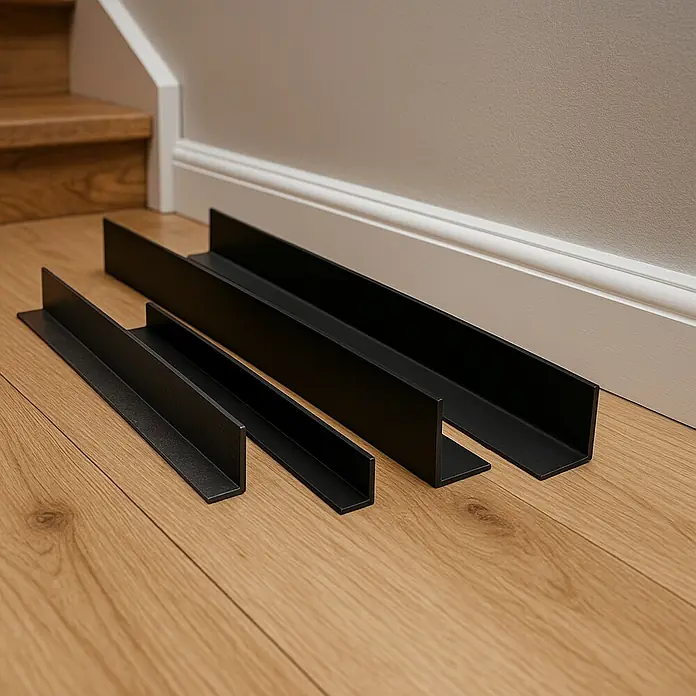 Kantoflex Winkelprofil - L x B x H: 1.000 x 11,5 x 14,5 mm, Stärke: 1,3 mm, Aluminium, Anthrazit - Eine Nahaufnahme von vier schwarzen Metall-U-Profilen unterschiedlicher Größe, die auf einem hellen Holzboden vor einer weißen Wand liegen.