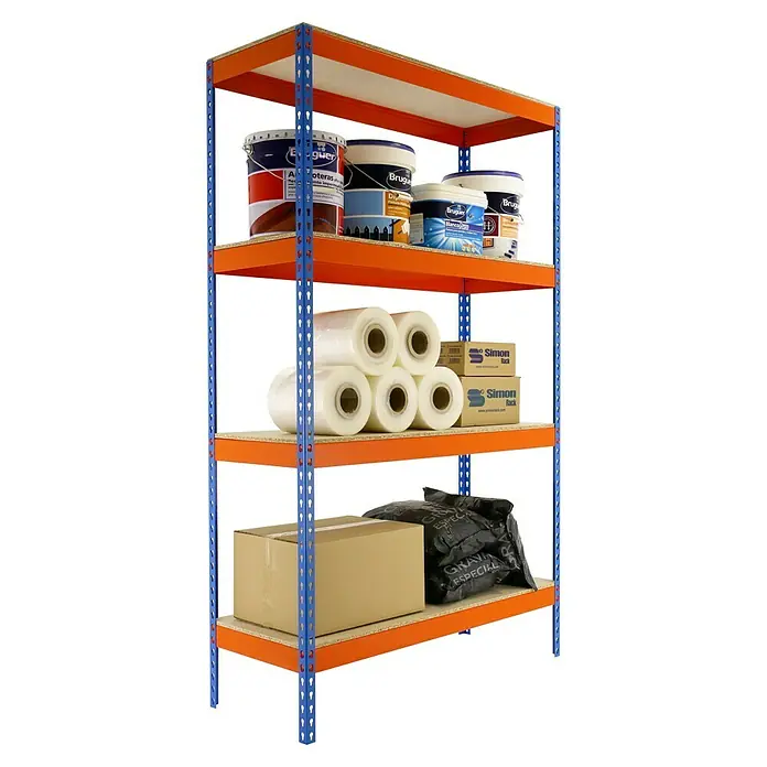 Simonrack Ecoforte Schwerlastregal Chipboard - H x B x T: 200 x 120 x 60 cm, Traglast pro Boden: 400 kg, Anzahl Böden: 4 Stk., Stecken, Blau/Orange - Ein Regal mit vier Ebenen, gefüllt mit Farbeimern, Folienrollen, Kartons und einem Sack. Ideal für Lagerung und Organisation.