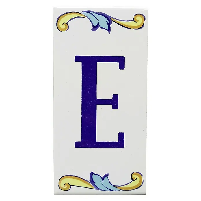 Pavimento cerámico Letra E - 7,5 x 15 cm, Blanco/Azul/Amarillo, Brillante - Baldosa de cerámica con la letra E, adornada con diseños florales en amarillo y azul, un acento decorativo para cualquier espacio.