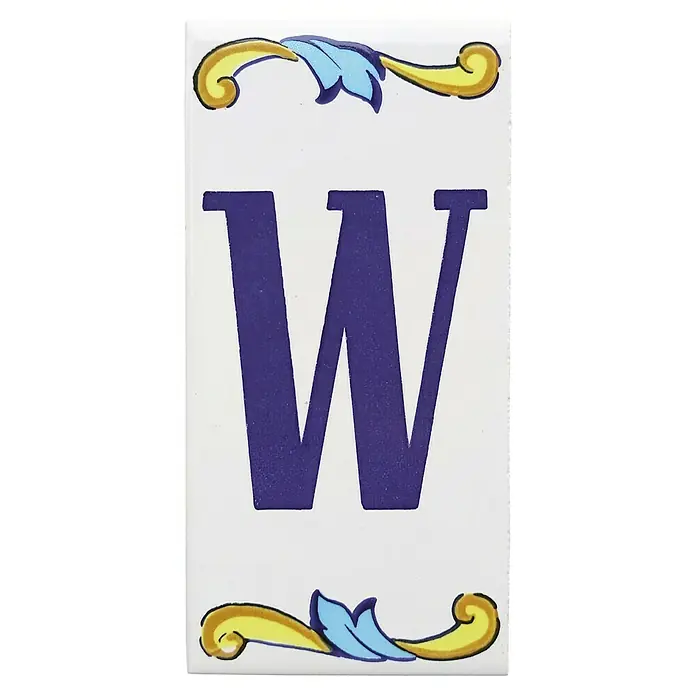 Pavimento cerámico Letra W - 7,5 x 15 cm, Blanco/Azul/Amarillo, Brillante - Baldosa de cerámica con la letra W en morado, adornada con detalles florales dorados y azules, ideal para decoración personalizada.