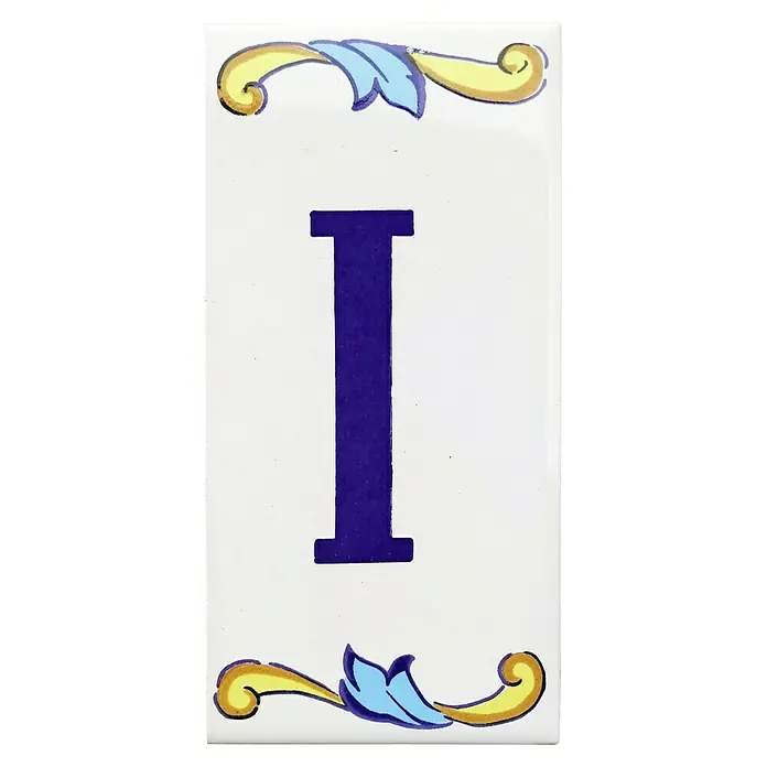 Pavimento cerámico Letra I - 7,5 x 15 cm, Blanco/Azul/Amarillo, Brillante - Baldosa de cerámica con el número azul "I" y adornos florales en amarillo y azul, ideal para numerar casas o como elemento decorativo.