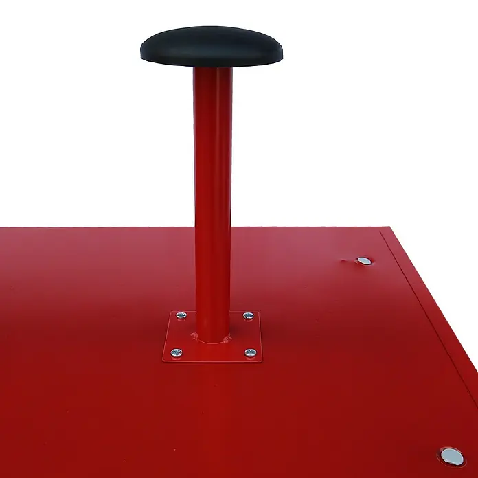 Lüllmann Feuerwehrschrank - H x B x T: 180 x 60 x 50 cm, Feuerrot, Fertig montiert, Anzahl Fächer: 2 Stk. - Detailansicht eines roten Boxdummys mit schwarzem Polsterkopf, befestigt auf einer robusten Metallbasis. Ideal für Boxtraining.