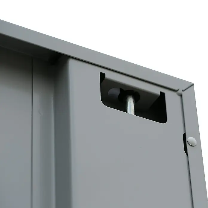 Lüllmann Metall-Mehrzweckschrank - H x B x T: 195 x 92,5 x 50 cm, Lichtgrau, Fertig montiert, Anzahl Böden: 4 Stk. - Detailaufnahme eines grauen Metallschranks mit Bolzenverschluss. Der Fokus liegt auf der soliden Konstruktion und dem Verschlussmechanismus.