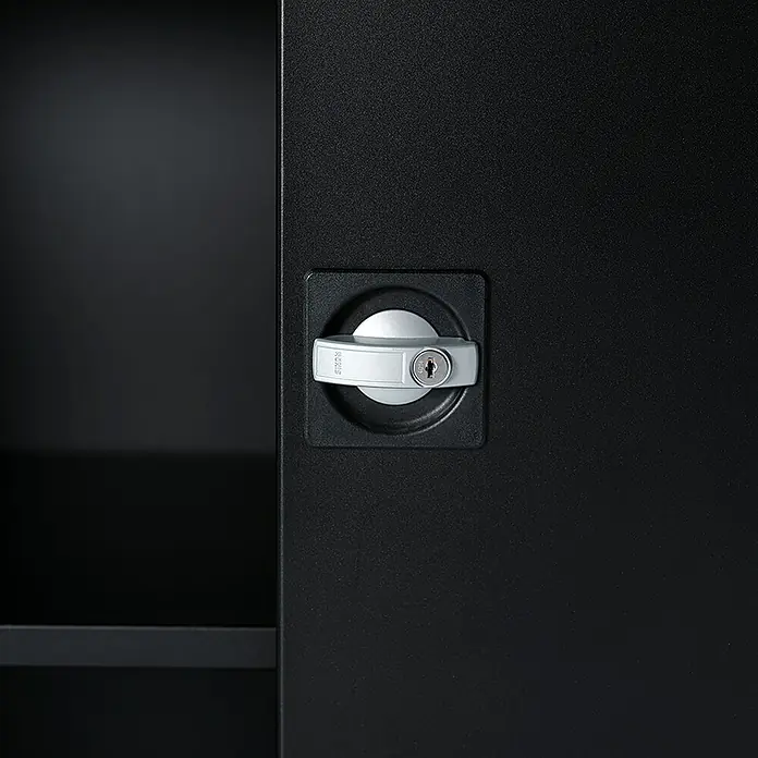 Lüllmann ClassiX Metall-Mehrzweckschrank - H x B x T: 194,5 x 92 x 50 cm, Tiefschwarz, Fertig montiert, Anzahl Böden: 4 Stk. - Ein silberner Schrankgriff mit Schloss ist an einer schwarzen Schranktür befestigt, teilweise geöffnet.