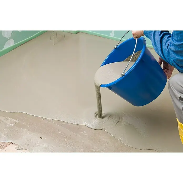 Knauf Fließspachtel allround - 20 kg, Schichtdicke: 3 mm - 30 mm - Selbstverlaufende Bodenausgleichsmasse wird aus einem blauen Eimer auf einen Boden gegossen, um eine ebene Fläche zu schaffen.