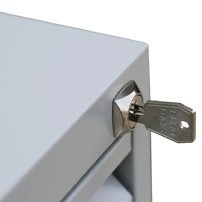 Lüllmann Hängeregisterschrank - H x B x T: 132 x 76 x 62 cm, Lichtgrau, Fertig montiert, Anzahl Schubladen: 6 Stk. - Nahaufnahme eines Schlosses mit Schlüssel eines Schrankes. Der Schlüssel ist von der Marke Euro Locks und steckt im Schloss.