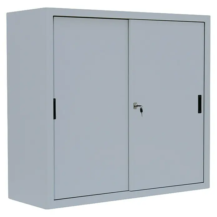 Lüllmann Schiebetür Schrank - H x B x T: 109 x 120 x 45 cm, Lichtgrau, Fertig montiert, Anzahl Böden: 2 Stk. - Grauer Aktenschrank mit Schiebetüren und Schloss, ideal für Büro oder Homeoffice zur sicheren Aufbewahrung von Dokumenten.