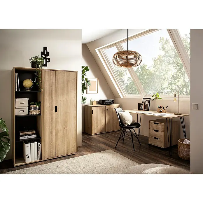 Schildmeyer Emmik Aktenschrank - L x B x H: 41 x 65,1 x 163,6 cm, Eiche - Ein modernes Heimbüro mit einem Schreibtisch, einem Stuhl, Regalen und einem großen Fenster mit Blick auf die Natur für angenehmes Arbeiten.