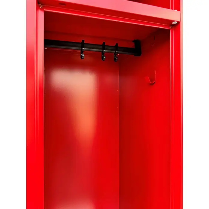 Lüllmann Feuerwehrschrank - H x B x T: 180 x 60 x 50 cm, Feuerrot, Fertig montiert, Anzahl Fächer: 2 Stk. - Nahaufnahme eines roten Metallschranks mit Kleiderstange und Haken zur Aufbewahrung.