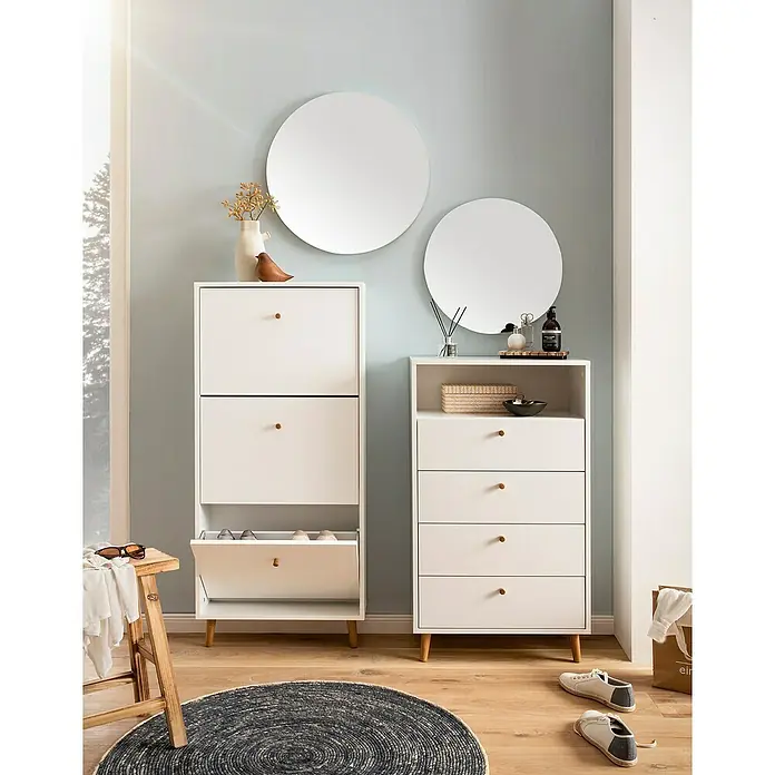 Schildmeyer Bjarne Highboard - L x B x H: 33 x 60,2 x 104,4 cm, Weiß - Eine moderne Schuhaufbewahrungseinheit und eine Kommode in einem stilvollen Flur, der durch runde Spiegel und Holzböden ergänzt wird.