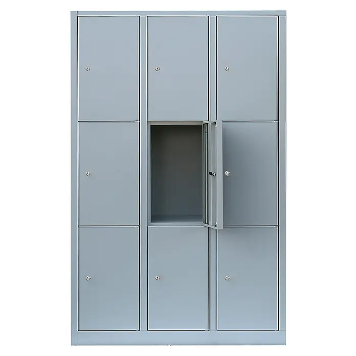 Lüllmann Schließfachschrank - H x B x T: 180 x 118,5 x 50 cm, Lichtgrau, Fertig montiert, Anzahl Fächer: 9 Stk. - Graue Metallschließfächer mit einer offenen Tür, die das Innere zeigt. Stabile Konstruktion für sichere Aufbewahrung.