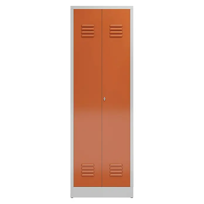 Lüllmann ClassiX Metall-Mehrzweckschrank - H x B x T: 180 x 59 x 50 cm, Lichtgrau/Feuerrot, Fertig montiert, Anzahl Böden: 4 Stk. - Ein orangefarbener Spind mit weißen Umrandungen und Lüftungsschlitzen in einem Studio. Der Spind besitzt zwei Türen und ein Schloss.