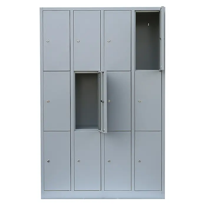 Lüllmann Schließfachschrank - H x B x T: 180 x 117 x 50 cm, Lichtgrau, Fertig montiert, Anzahl Fächer: 12 Stk. - Graue Metallgarderobenschränke mit mehreren Fächern, einige Türen sind offen, um den Stauraum dieser abschließbaren Schränke zu zeigen.