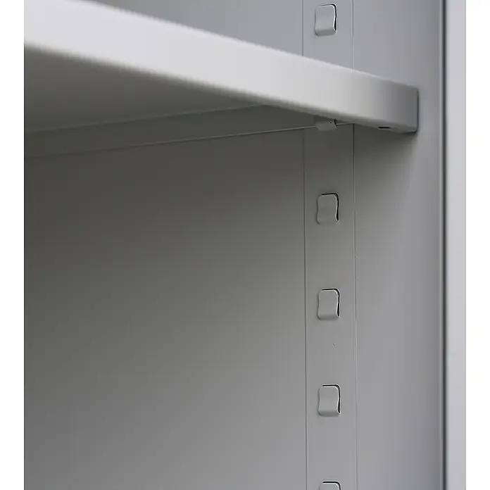 Lüllmann Aktenregal - H x B x T: 195 x 92,5 x 42,2 cm, Traglast pro Boden: 65 kg, Anzahl Böden: 4 Stk., Lichtgrau - Nahaufnahme eines grauen Metallregals, das die Konstruktion und Vielseitigkeit des Regalsystems hervorhebt.