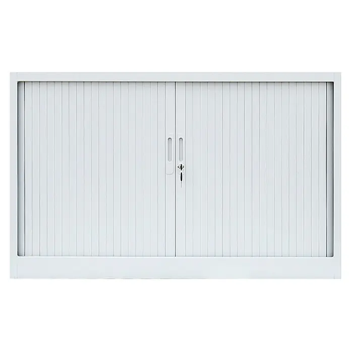 Lüllmann Rollladenschrank - H x B x T: 75 x 120 x 45,7 cm, Signalweiß, Fertig montiert, Anzahl Böden: 1 Stk. - Ein weißer Rollladenschrank mit zwei Türen, Griffen und einem Schloss mit Schlüssel. Der Schrank steht vor einem schwarzen Hintergrund.