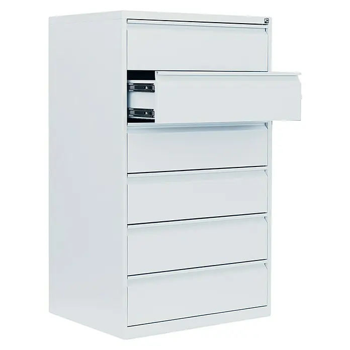 Lüllmann Hängeregisterschrank - H x B x T: 132 x 76 x 62 cm, Signalweiß, Fertig montiert, Anzahl Schubladen: 6 Stk. - Weißer Aktenschrank mit sechs Schubladen, wobei eine Schublade zur Hälfte geöffnet ist und die Schienen sichtbar sind.