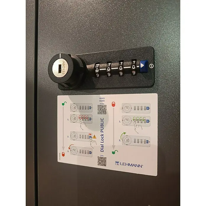 Schildmeyer Spind Locked - L x B x H: 40,6 x 45,5 x 92,6 cm, Anzahl Türen: 1 Stk., Anthrazit, Zahlenschloss - Detailaufnahme eines Lehmann Dial Lock Public Schrankschlosses mit Bedienungsanleitung, das Design und Funktionalität vereint.