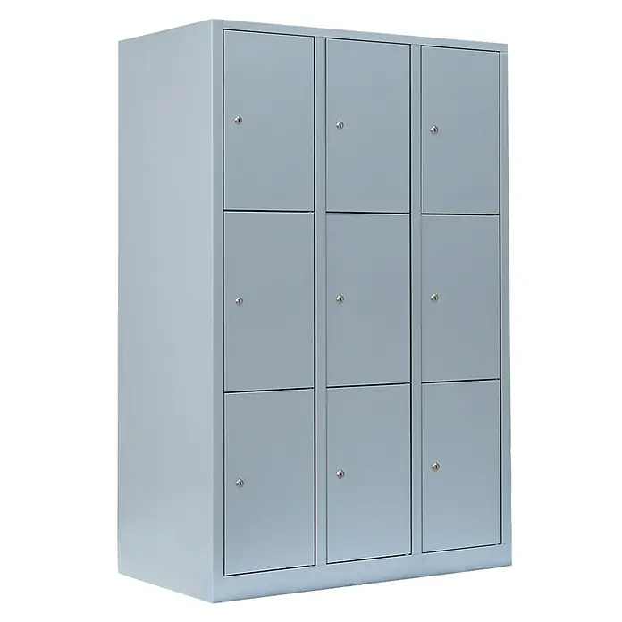 Lüllmann Schließfachschrank - H x B x T: 180 x 118,5 x 50 cm, Lichtgrau, Fertig montiert, Anzahl Fächer: 9 Stk. - Grauer Metallspind mit zwölf Fächern und silbernen Schlössern für sichere Aufbewahrung von persönlichen Gegenständen.