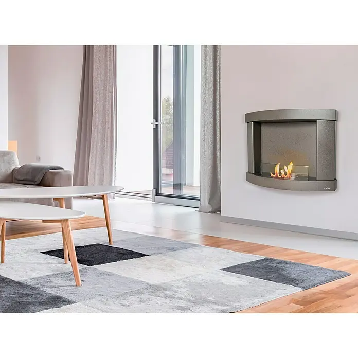 Purline Chimenea de bioetanol Alseide - L x An x Al: 22 x 79 x 71 cm, Negro - Un salón moderno con una chimenea de pared elegante. La alfombra de cuadros añade un toque acogedor a la habitación.