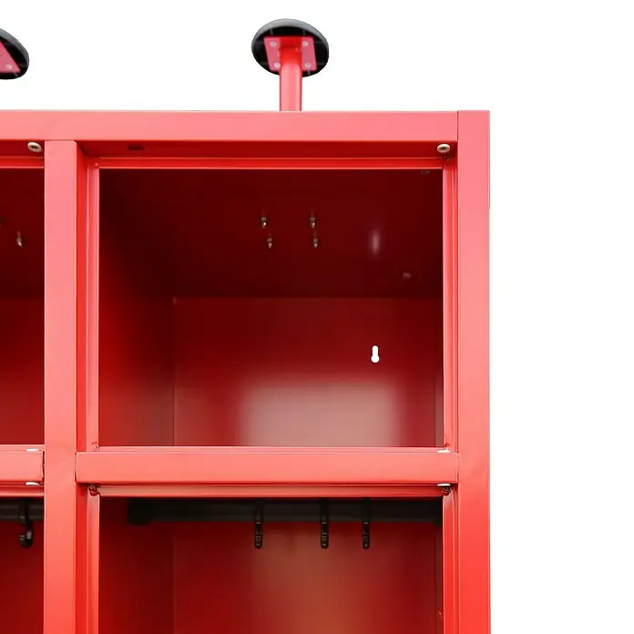 Lüllmann Feuerwehrschrank - H x B x T: 180 x 60 x 50 cm, Feuerrot, Fertig montiert, Anzahl Fächer: 2 Stk. - Nahaufnahme eines roten Metallschließfachs, das die Innenräume und die Aufhängungsvorrichtungen zeigt.