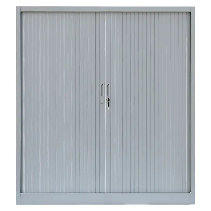 Lüllmann Rollladenschrank - H x B x T: 135 x 120 x 45,7 cm, Lichtgrau, Fertig montiert, Anzahl Böden: 2 Stk. - Ein grauer Büroschrank mit Rolltüren und einem Schloss in der Mitte. Praktische Aufbewahrung für Büro oder Werkstatt.